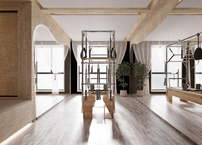 Intérieur moderne du studio de yoga et Pilates